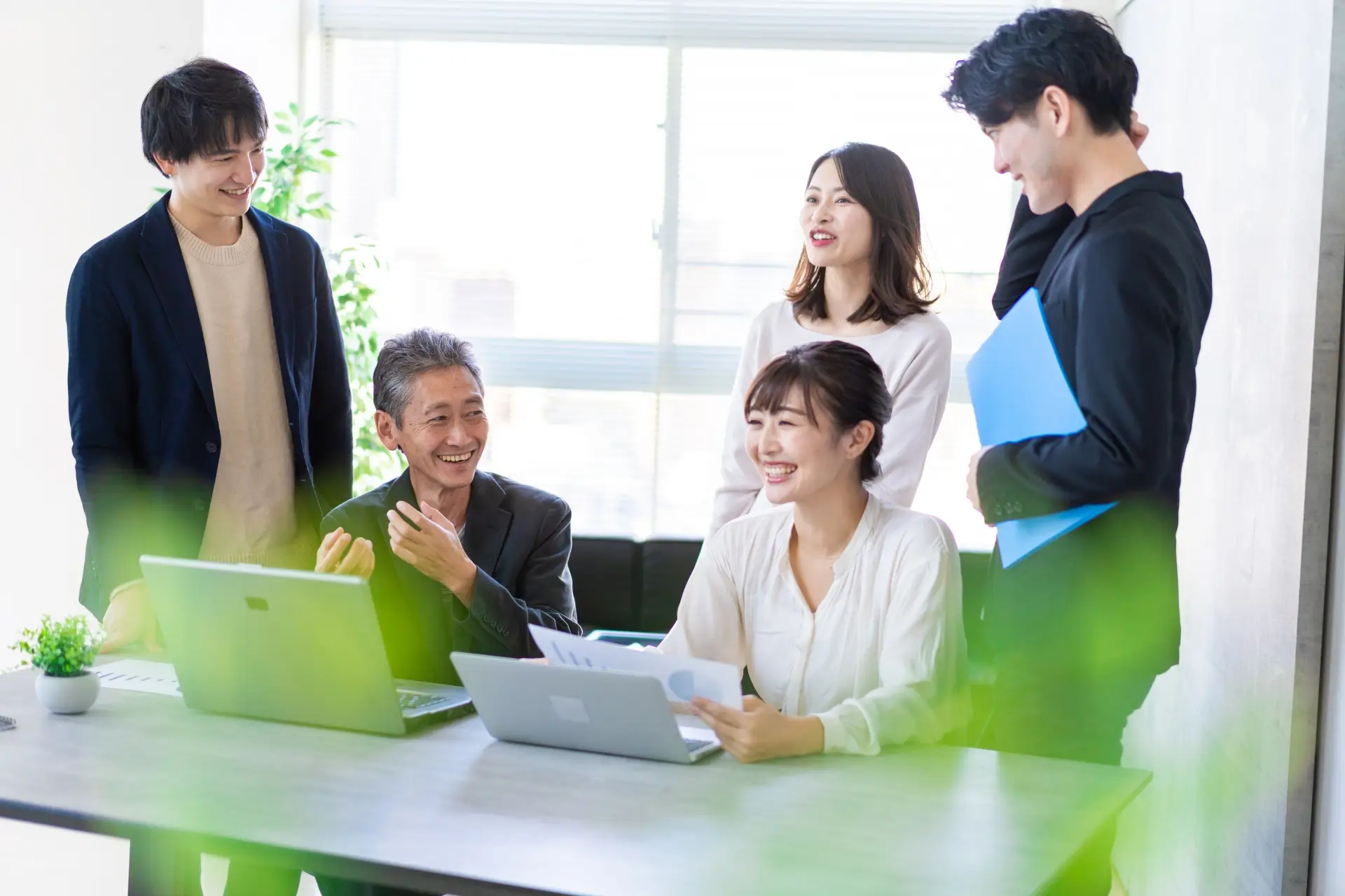 笑顔で働く社員たち