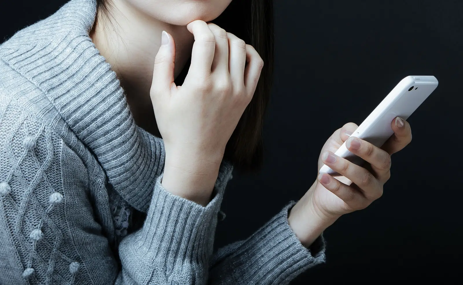 スマホで相談する社員