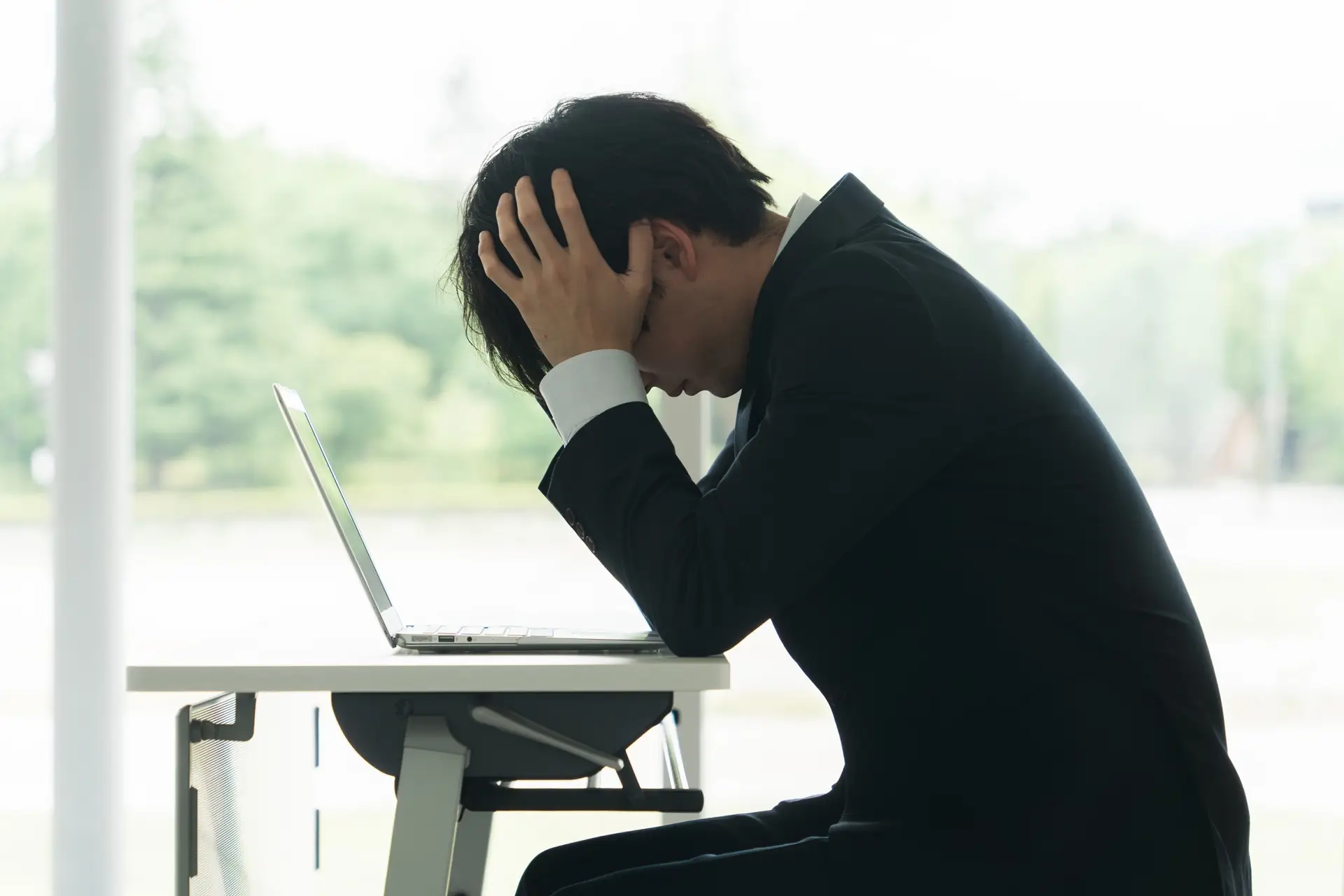 会社員が悩んでいる様子