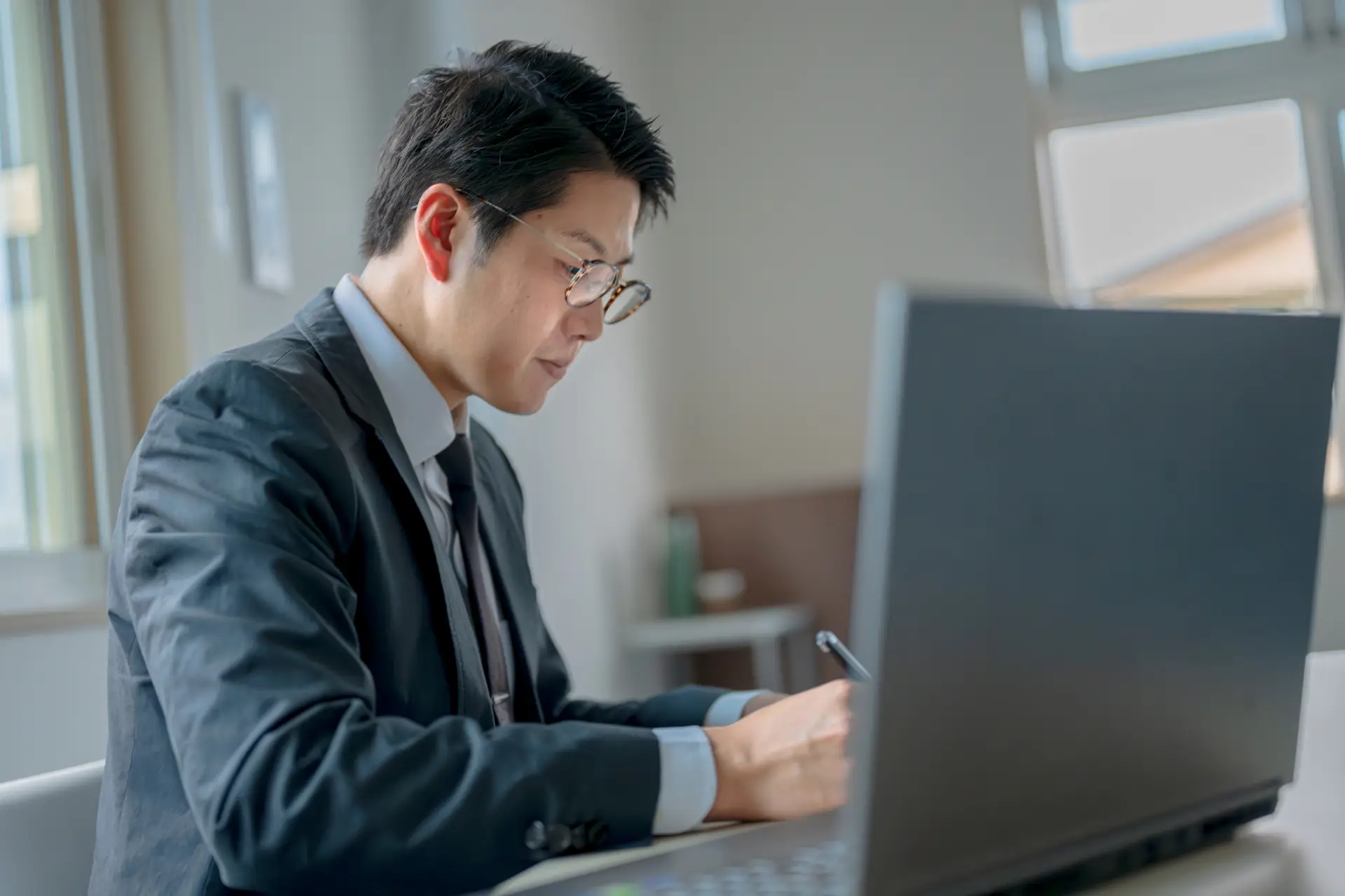アンケートに回答する社員