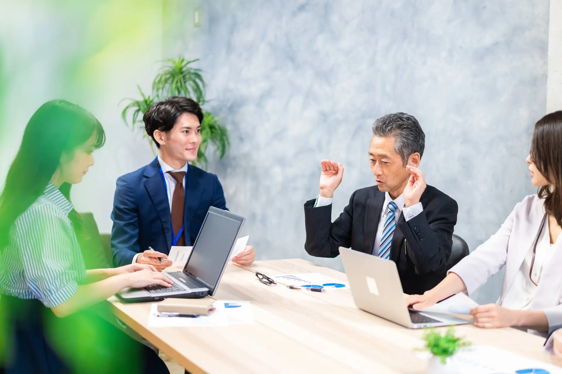 改善提案をもとに議論する社員たち